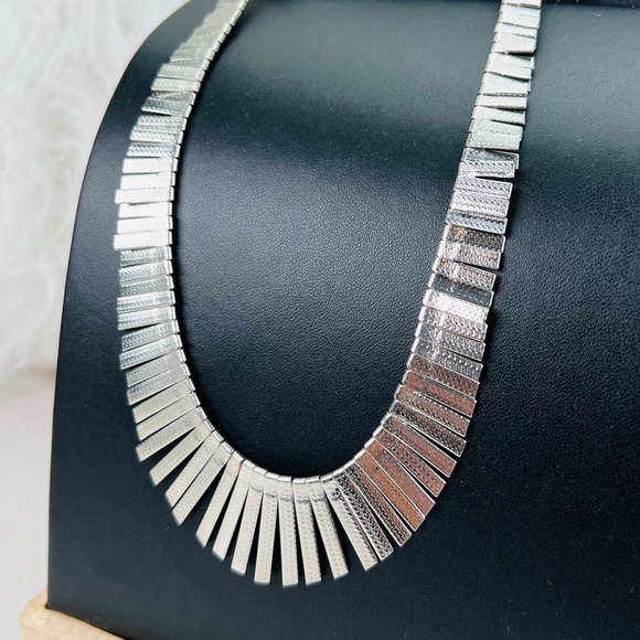 Sleek vintage silvertone southwestern style metal fringe statement necklace - Picture 1 of 8